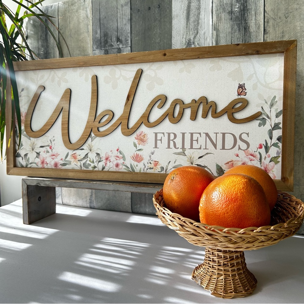 🌴Sweet Welcoming ‘Welcome Friends’ Wooden Sign with Floral Design